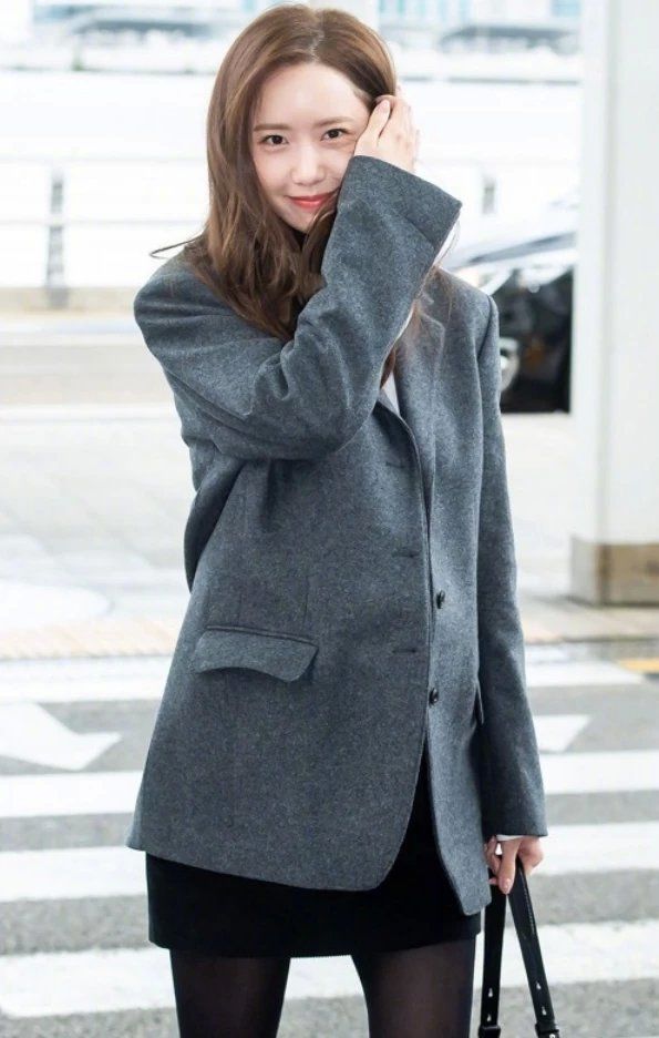 林允儿把长靴当裤子穿,却无意暴露"o型腿",这样的腿型跪了