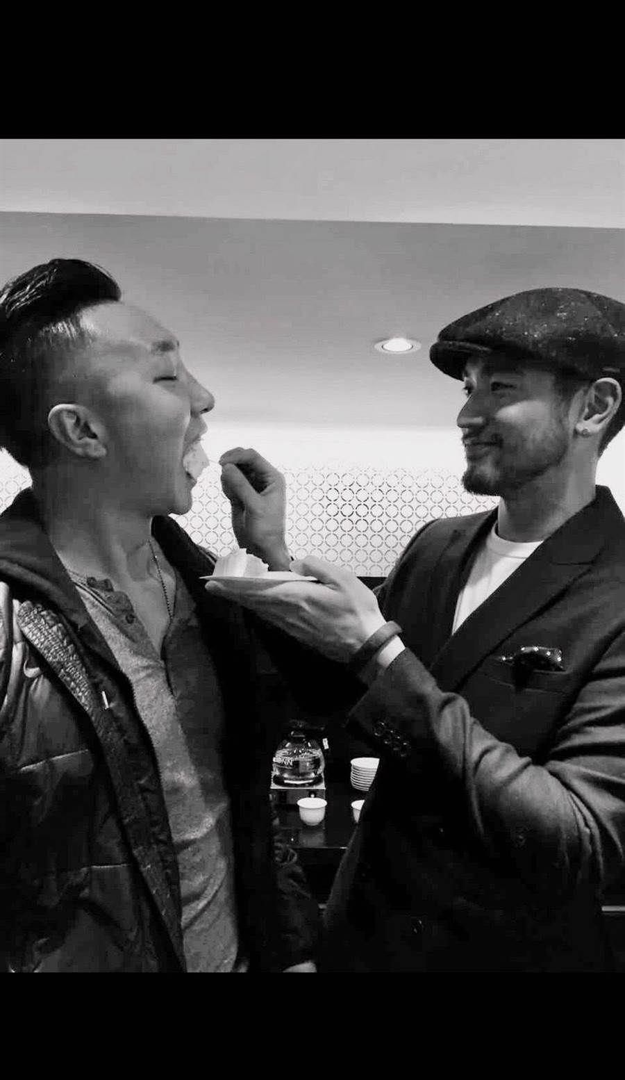 挚友千里守护高以翔回家飞机落地收到他的5秒回答