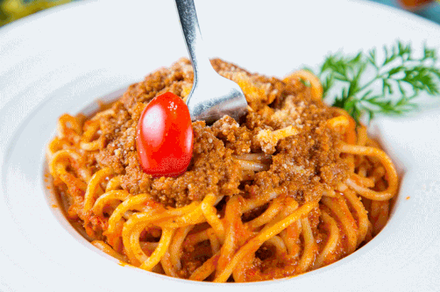 培根意面也是意大利面的经典选择,黑胡椒的味道又提升辛辣风味,软硬