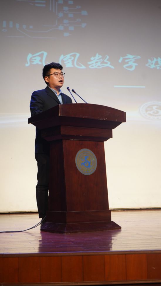 潘君在双方代表见证下正式签署《西安外事学院与凤凰数字传媒教育创新