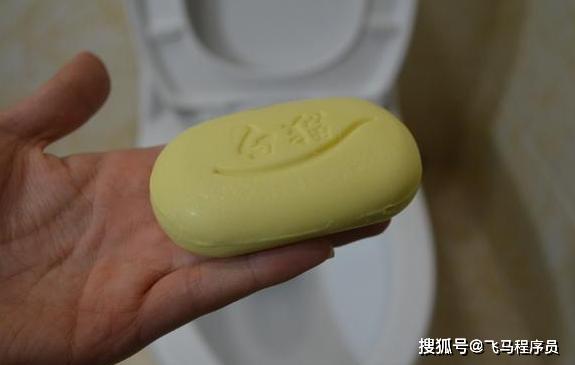 只需要在马桶里面放一块香皂就可以解决这个问题,将香皂塞进一个旧