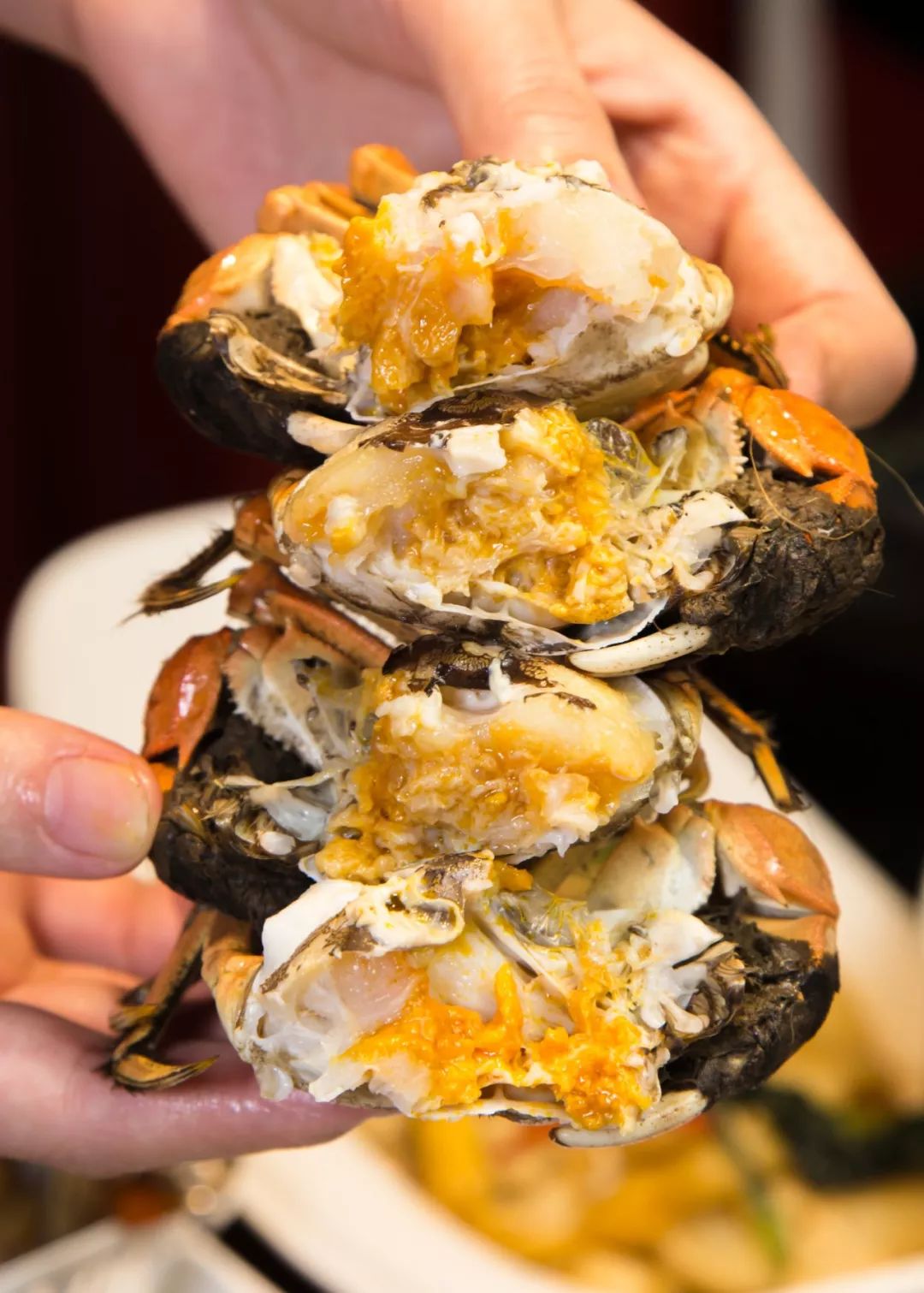 大闸蟹的黄膏沙软香绵,鲜味直冲鼻腔;蟹白粘密浓稠,鲜味余韵悠长.