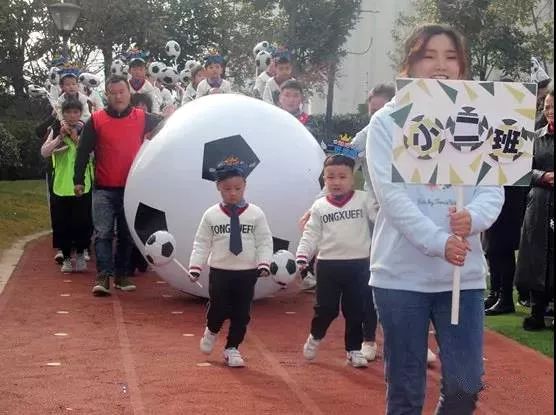 動作要快姿勢要帥這是象幼娃娃的足球賽