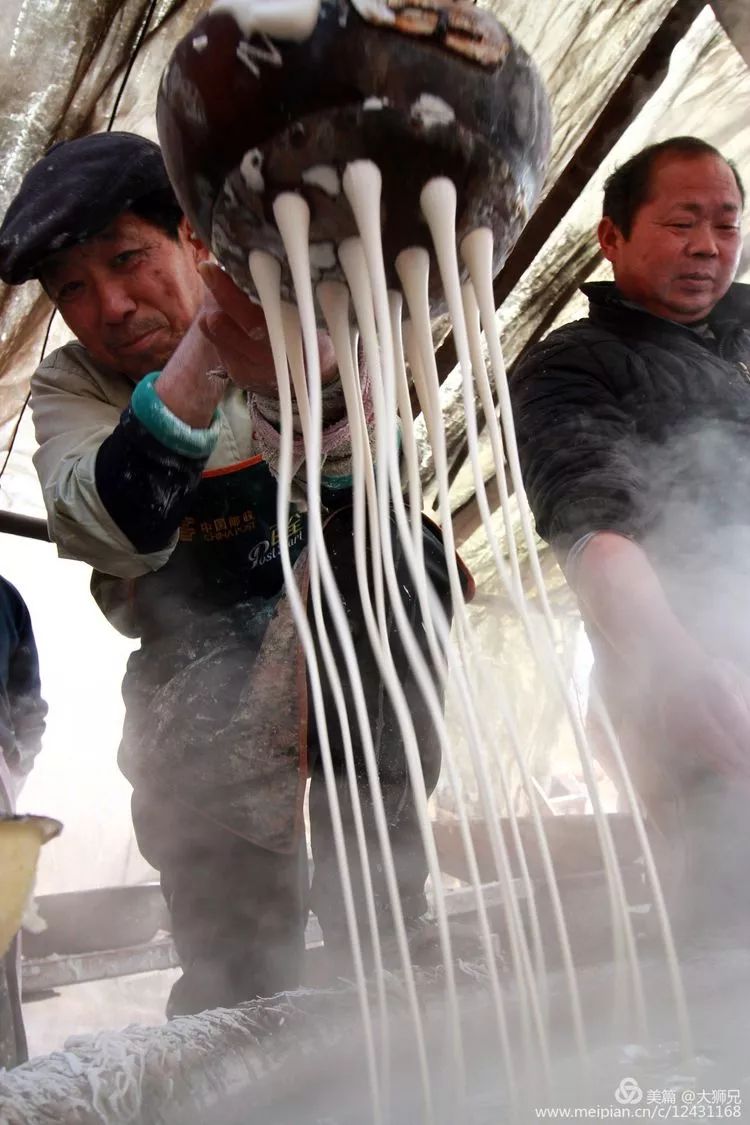下粉入锅下粉下粉夏邑红薯粉条制作过程夏邑红薯粉条制作场景实拍夏邑