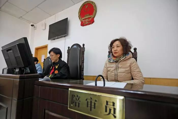 灞桥61人物宪法宣传周记者走近不穿法袍的法官揭秘灞桥人民陪审员