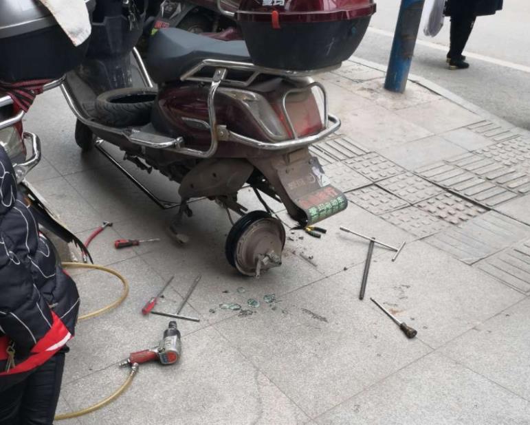 原创电瓶车停在小区内车轮无故被扎坏 门卫却表示与他无关