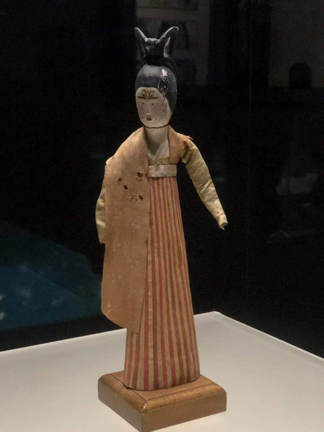 吐鲁番阿斯塔那出土的唐女俑,均有涂胭脂