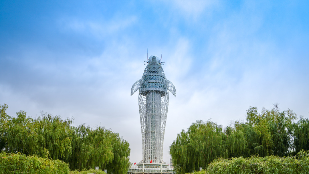 公园的碧海明珠气象塔是我国最高的气象塔,是嘉峪关的标志性建筑.