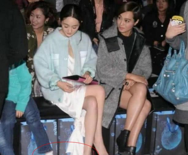 杨幂出席活动却被小孩踩住裙子她接下来的动作被赞有教养