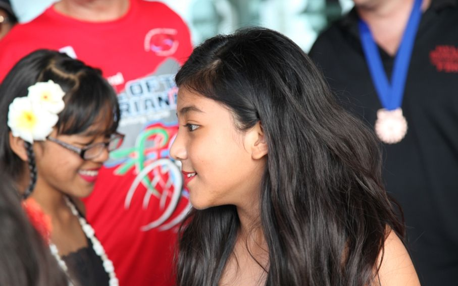 女性以贝壳为衣无固定丈夫,待人热情十分健壮_查莫罗