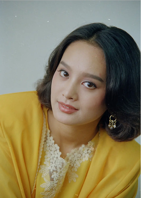 宁静90年代黄西装写真曝光,恬静之美溢出屏幕,还有一股异域风情