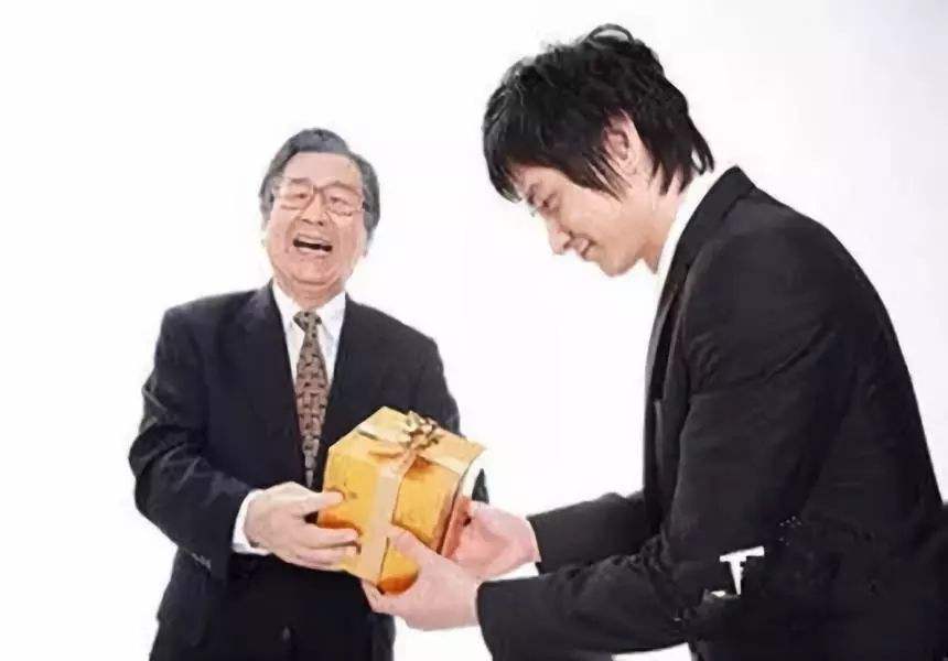 原创职场中员工如何正确地给领导送礼既不招摇又能让领导高兴