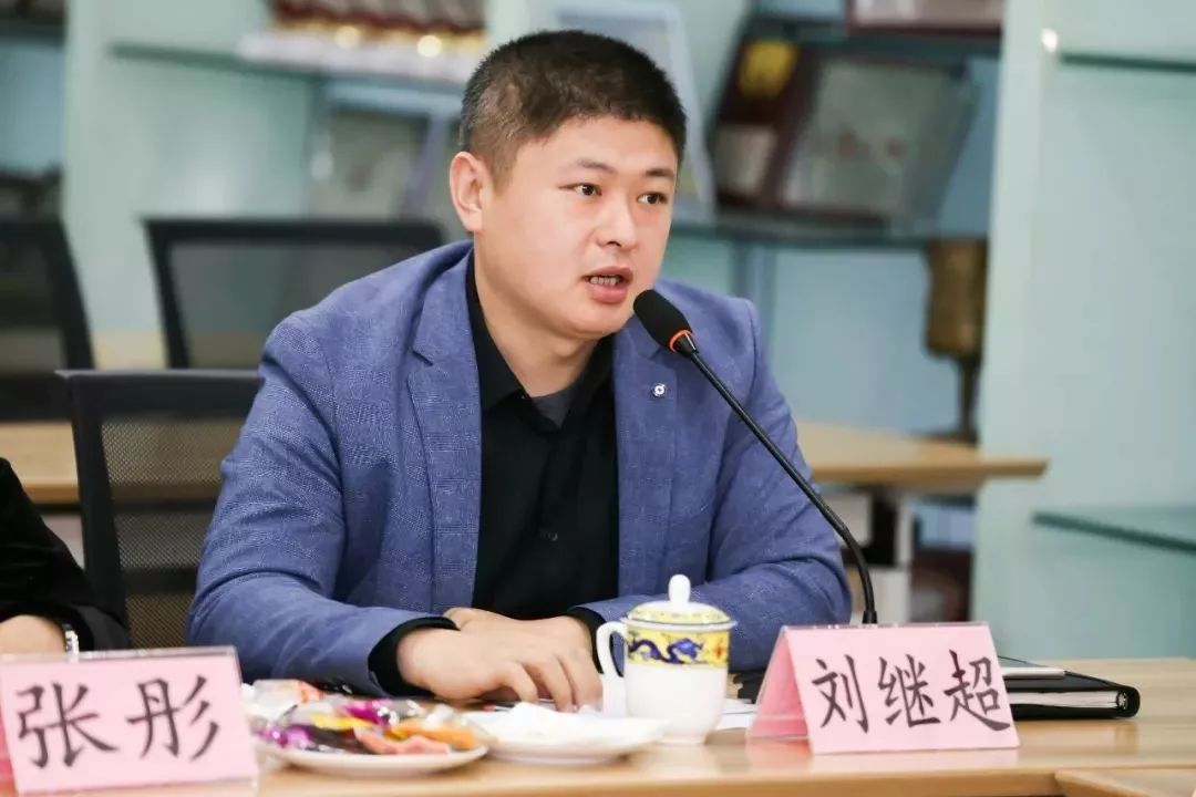 青年创业者虹口围桌而坐畅谈感悟这是一堂总结会务虚会更是交心会