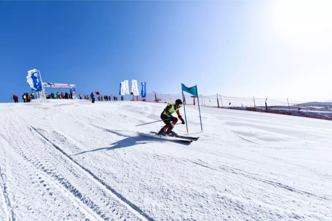 阳光滑雪场雪道图片