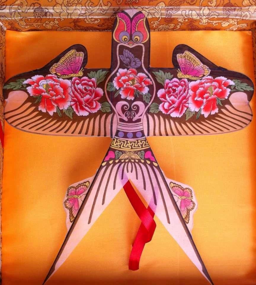 墨子和鲁班以木材制成鸟禽状器械,放之能飞,称为"木鸢".