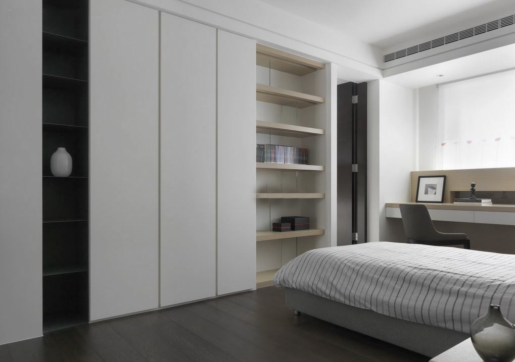 小卧室放两组通顶衣柜!这是别有洞天还是不想住了?