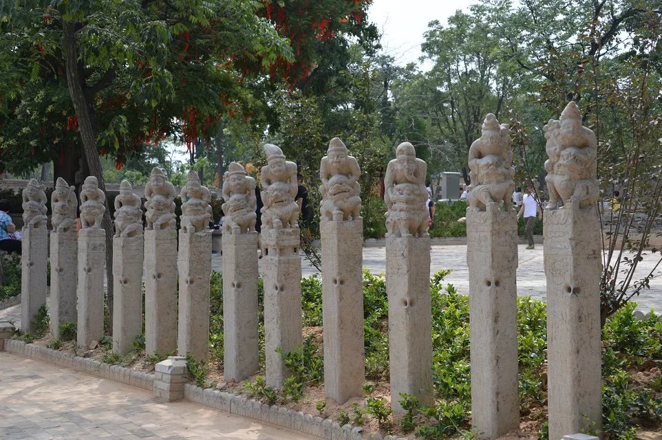 西安美术学院学生在文物"拴马桩"上晒被子 学生:这是学校传统