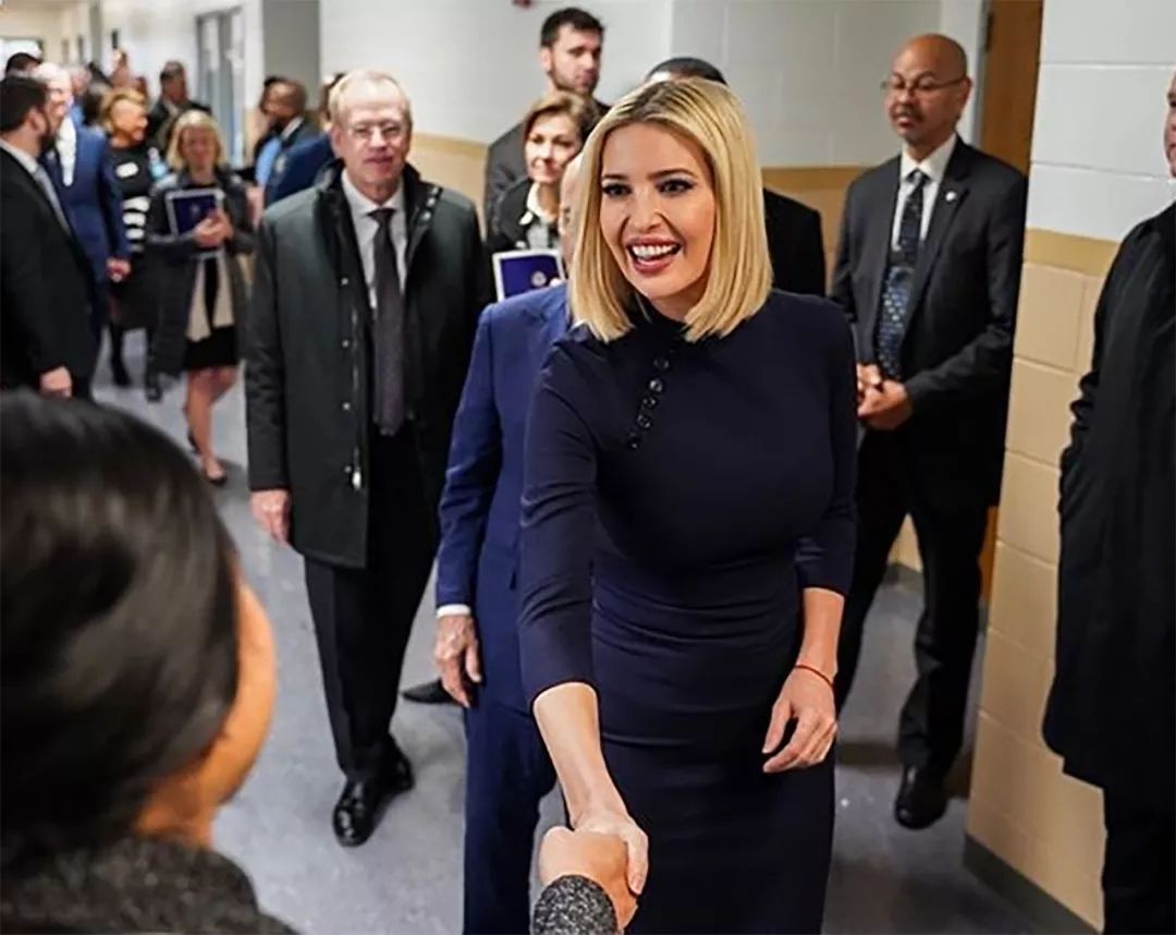 原创38岁伊万卡探访女子监狱穿裹身裙太有旗袍范东方韵味真美