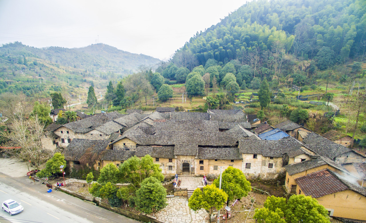 ▼(咸宁市桂花镇,有一个聚族而居4个世纪的古村落──刘家桥村,被誉为