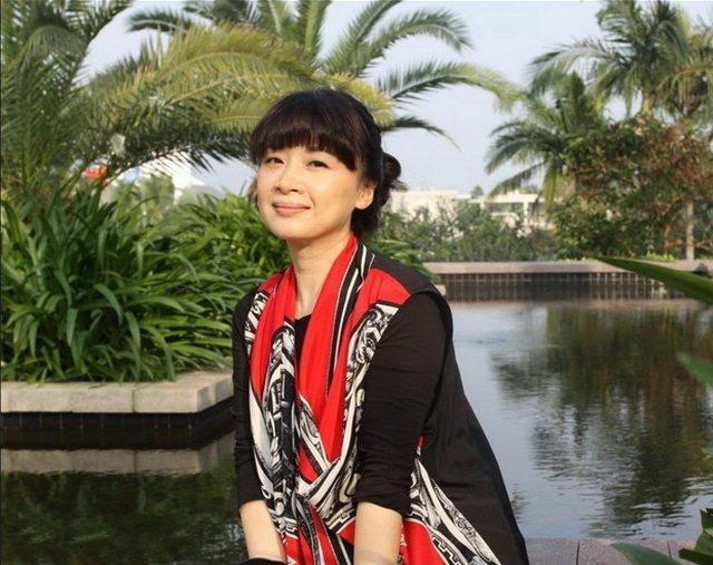 原创86版蜘蛛精姚嘉母子合照素颜年轻似姐弟转型幕后成高管