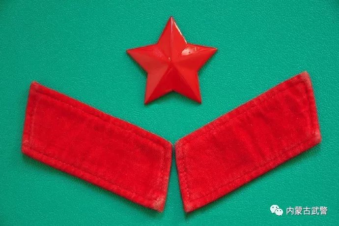 军装服饰也就与解放军陆军军服完全一样,佩戴65式全红五角星帽徽和全