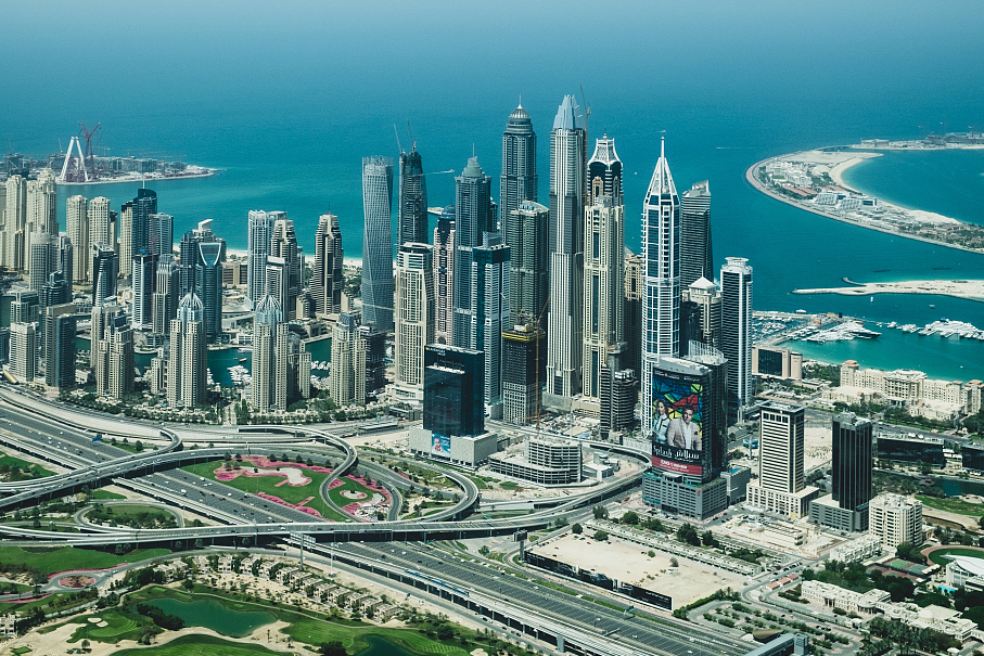 阿联酋首都阿布扎比是阿联酋最大的酋长国,面积约占阿联酋总面积的87%