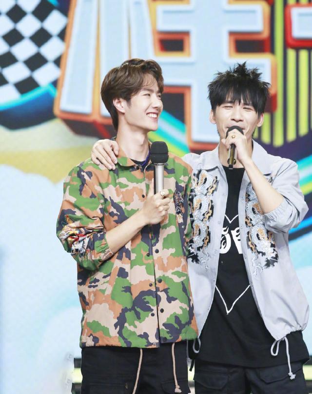 王一博与王子异,同穿迷彩外套,一个酷帅一个可爱_印花