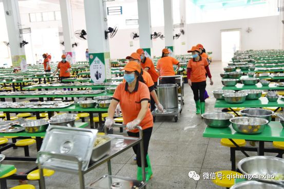 打造让家长放心的阳光食堂 ——启声小学组织开展家长进食堂参观体验