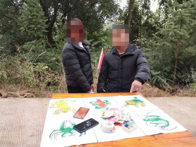 依法行政拘留两人均被县公安局最终现场缴获赌具和赌资当场抓获赌博