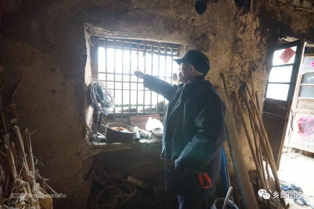 但奇怪的是前墙脸子的两口窗户有着明显的区别.