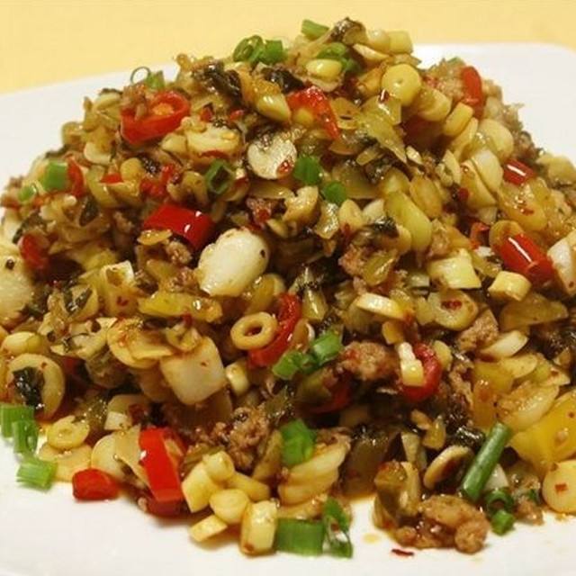 天气越来越冷,多给孩子的吃菜,尖椒炒土豆片,大白菜烩豆腐泡