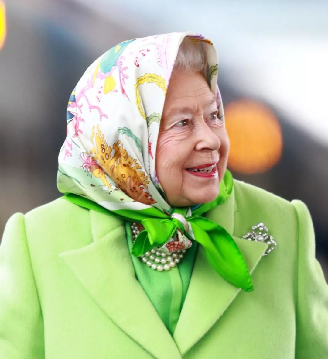 90后女王终于要退休了这场跨越70年的时装秀也太精彩了吧