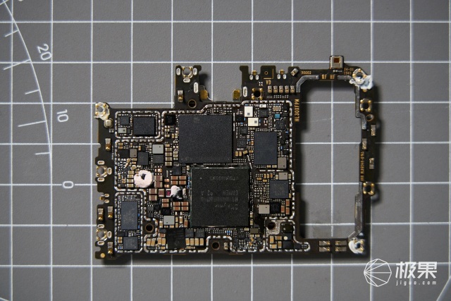 把手机的排线和摄像头都拆掉,露出荣耀v30 pro的主板,麒麟990 5g soc