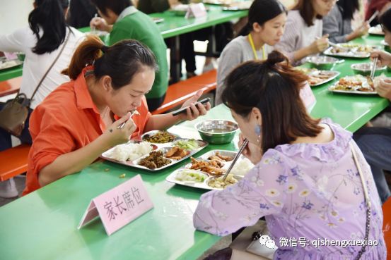 打造讓家長放心的陽光食堂 ——啟聲小學組織開展家長進食堂參觀體驗