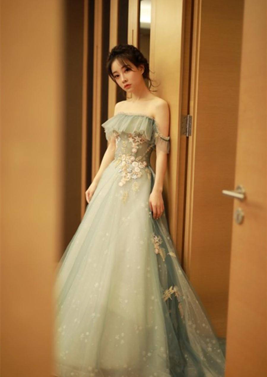 冯提莫一身雾霾蓝礼服出席盛典,装扮再获网友好评!网友:美!