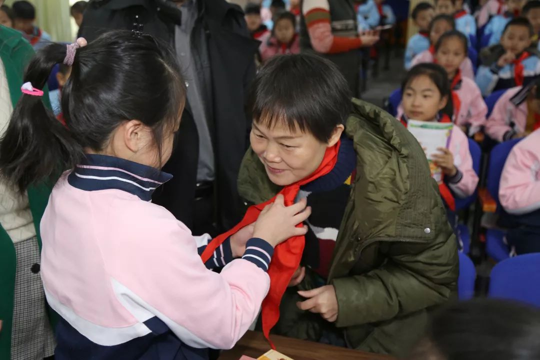 高洪波和王勇英走進榕湖小學,進行了題為《在心中播下愛國主義的種子