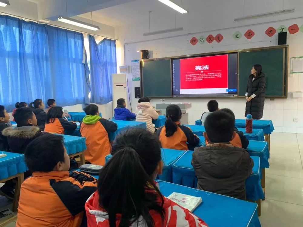 未成年人思想道德建设岚山区官山小学开展2019年我与宪法共成长主题