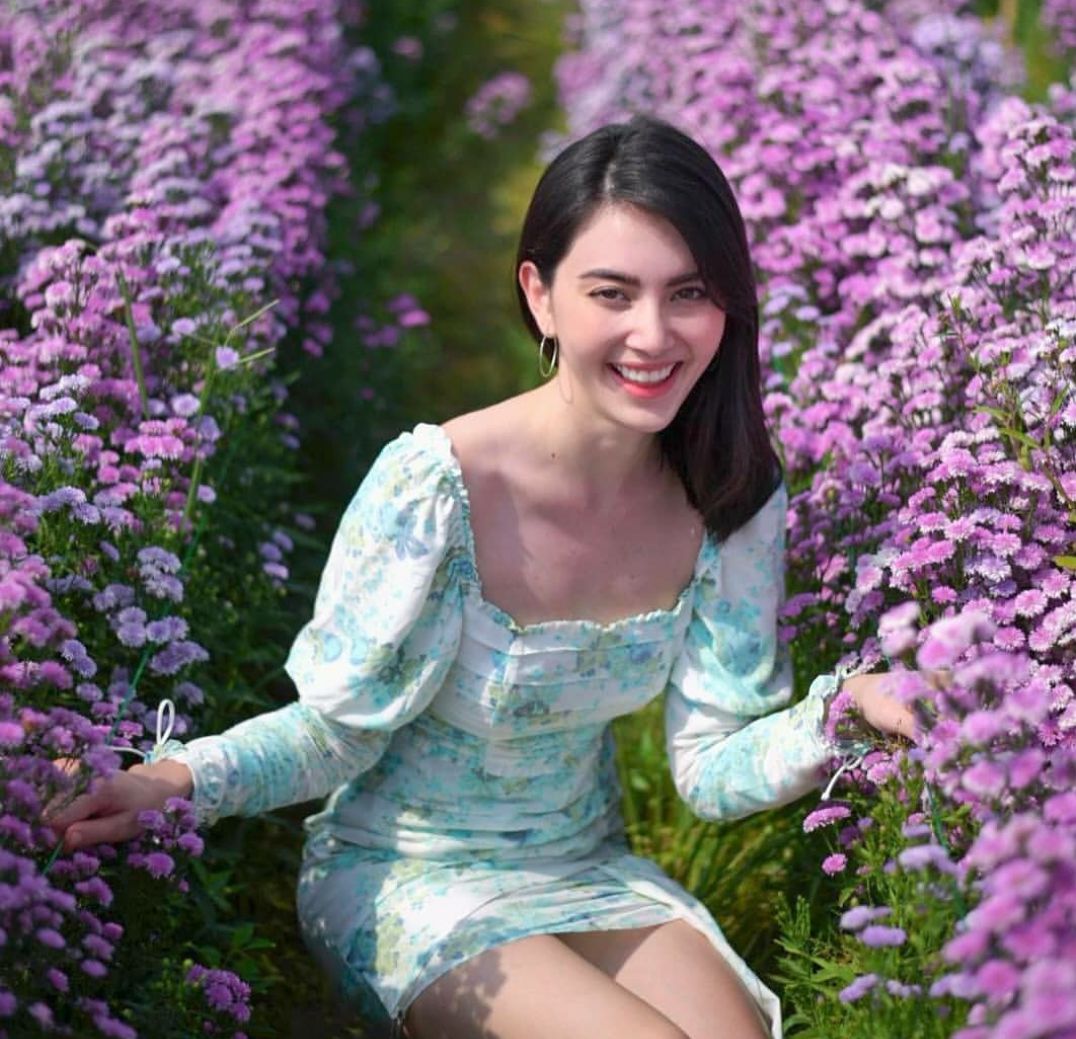 仙女万花丛中过花美还是人更美