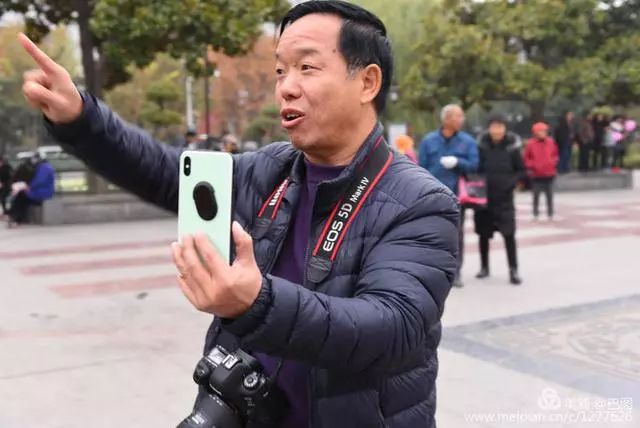 高手在民间演出自娱自乐洛阳周王城广场民间曲艺乐园