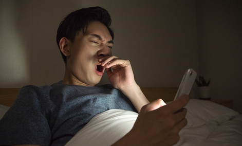 你还经常在睡前玩手机吗,不出半个月,这几个危害就找上你