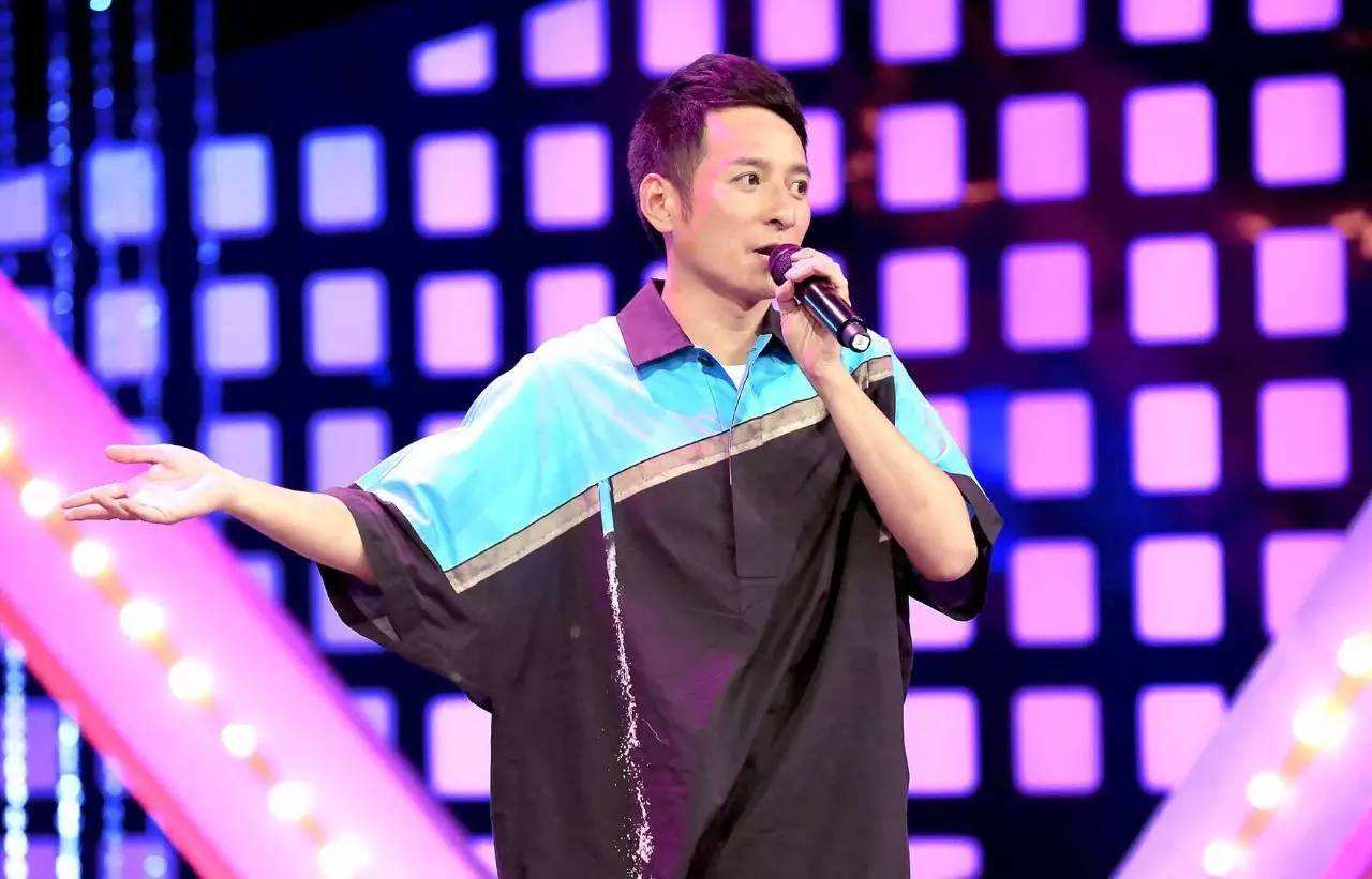 李维嘉被偶遇对待日本服务员笑呵呵,见到粉丝拍照超凶变脸