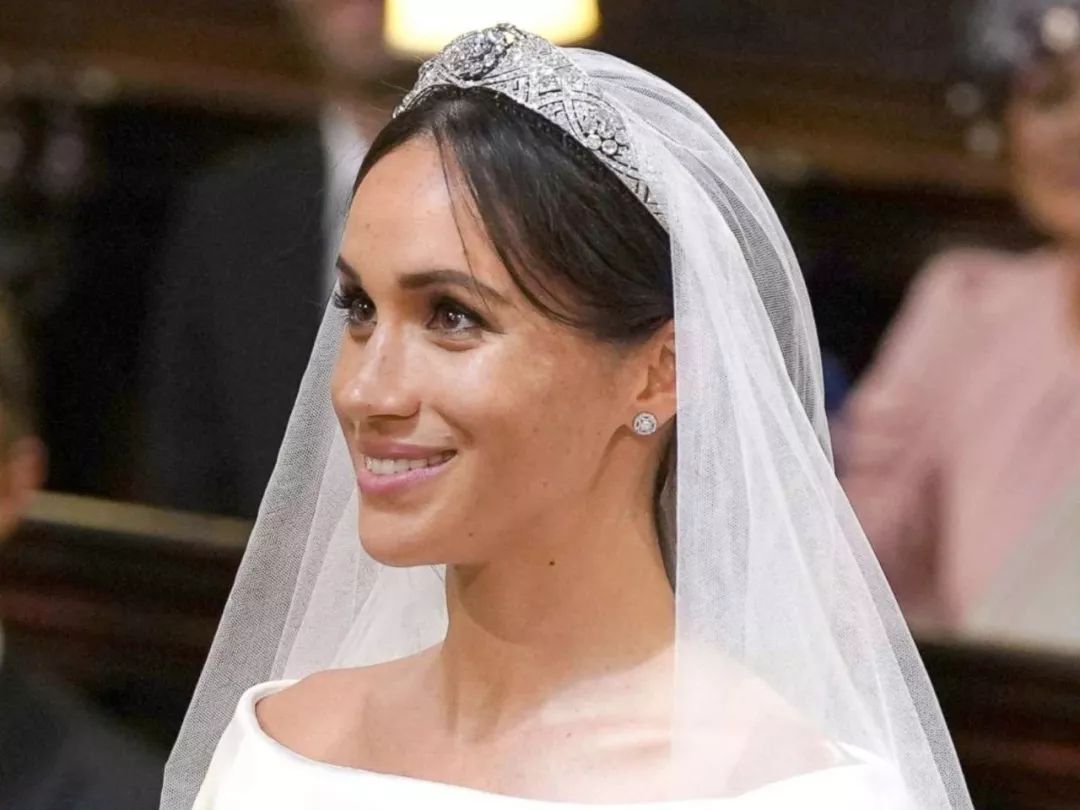 资料图:梅根女王借出去的最著名的一个王冠,要数当年戴安娜王妃经常戴