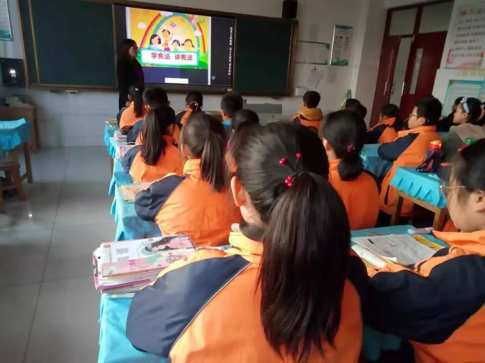 未成年人思想道德建设岚山区官山小学开展2019年我与宪法共成长主题