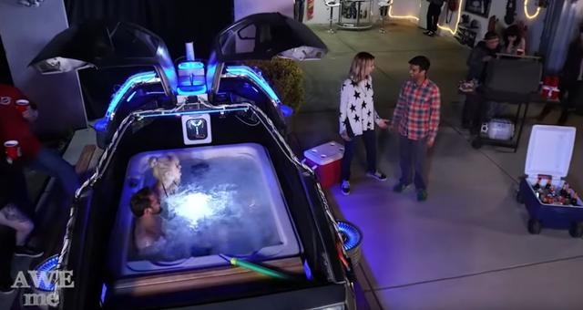 在会蹦迪的马桶上拉屎都成了行为艺术