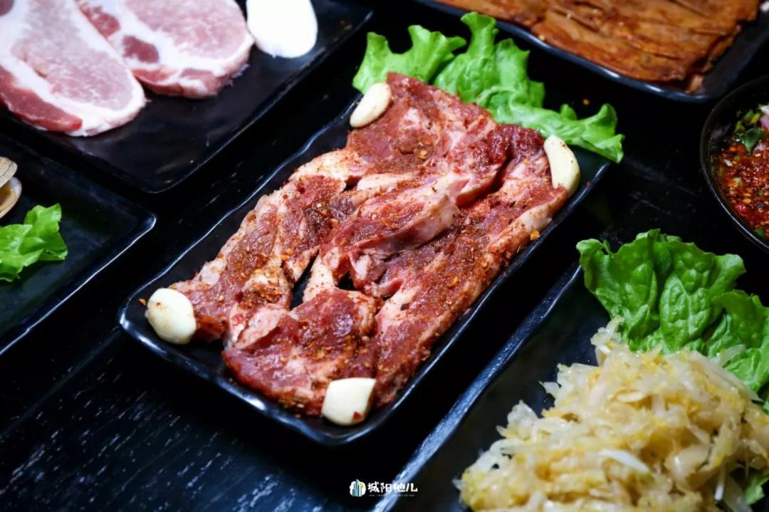 在这家店吃牛上脑极具特色,用 酸菜与牛上脑一同烤, 酸爽气很好的包裹