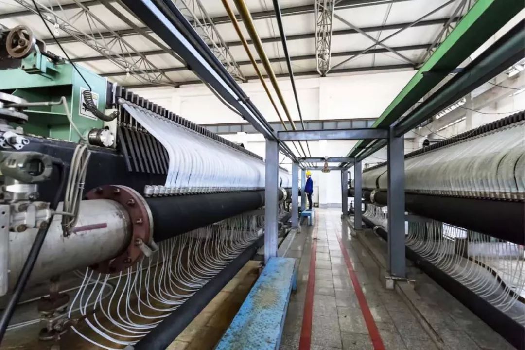 电解槽烧碱装置采用日本旭化成公司的离子膜烧碱技术,相对于国内原有