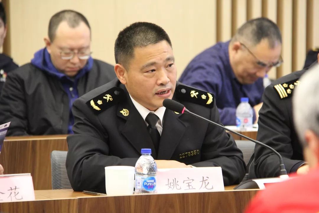 在气氛热烈的互动交流环节中,边检,海事,海关等业务部门围绕企业就