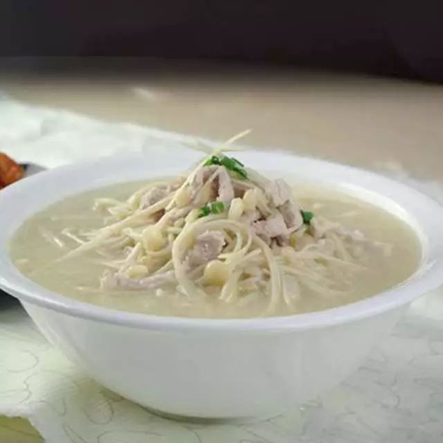 酱肉包红薯粥早点 火龙果中餐 茄汁鸡柳清炒黄瓜山药片金针菇肉丝汤