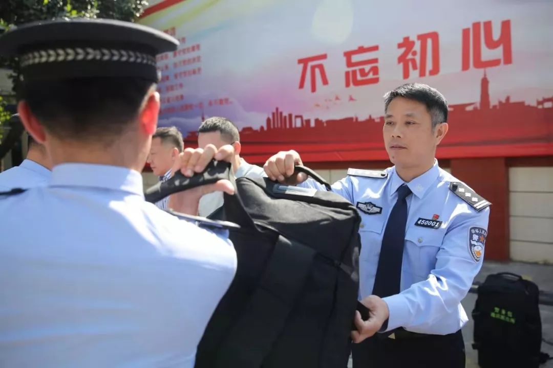 民警背包住村守初心专访泉州市公安局党委委员晋江市公安局局长李森建