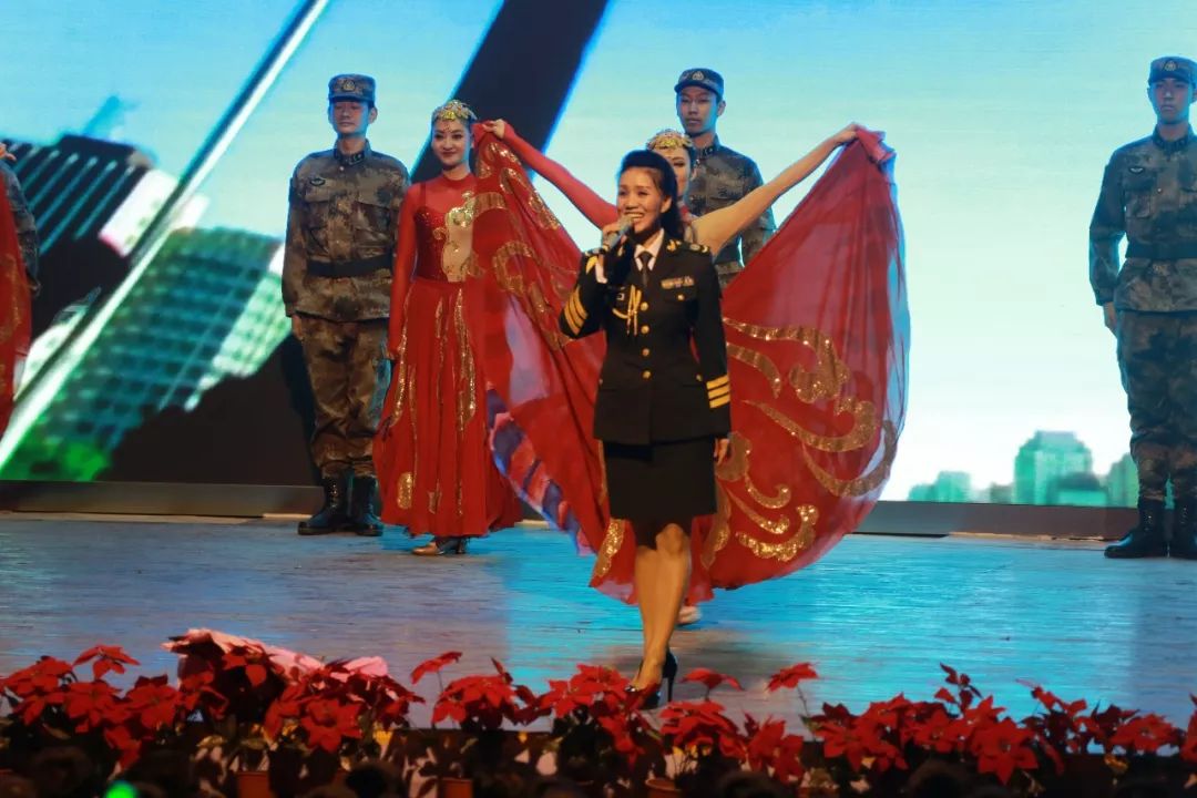 精彩文艺巡演鼓士气真情慰问暖兵心